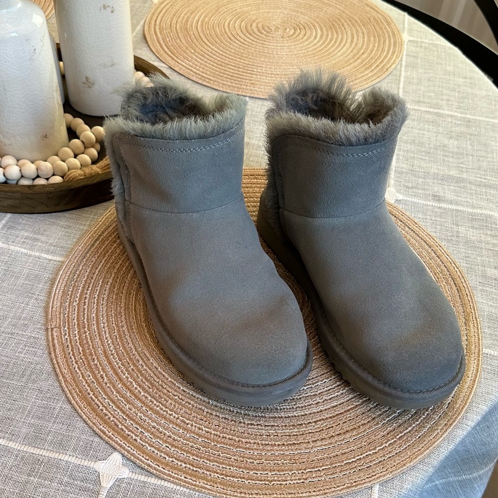 UGG Women’s sz 7 Ankle Boots